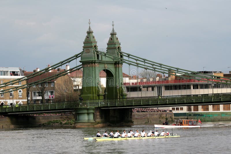 Cambridge y Universidad de Oxford en competir con de barco imagen de archivo