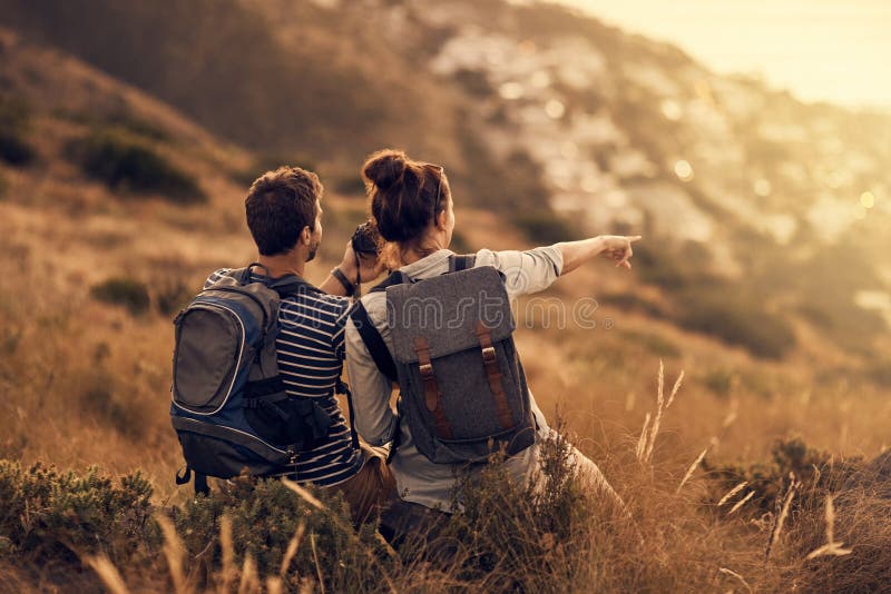 Camcorder e ritorno con videocamera o punto di vista sulla montagna per la documentazione di viaggio fotografico e l'avventura fotografie stock
