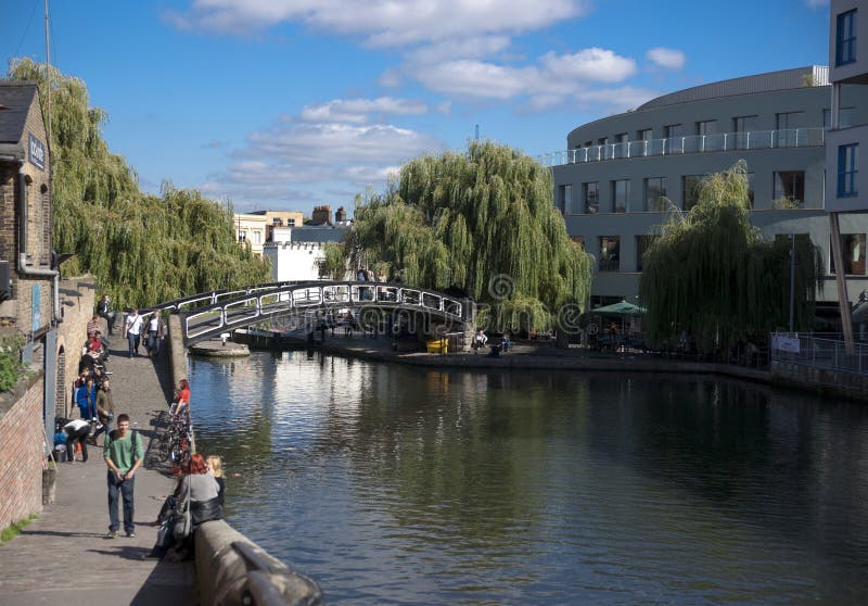 Camden, Londres, mayor Londres, Reino Unido, septiembre de 2013, vista de un puente sobre el canal de los regentes en Camden imagen de archivo Camden, Londres, mayor Londres, Reino Unido, septiembre de 2013, vista de un puente sobre el canal de los regentes en Camden imagen de archivo