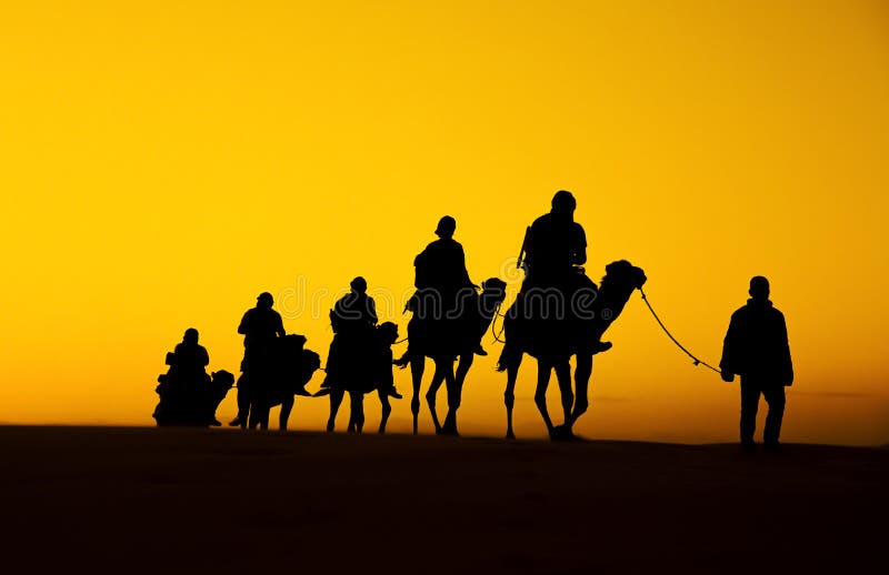 Caravana silueta a través de arena dunas en desierto, Marruecos.