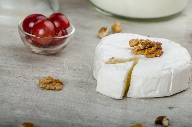 Camembert frais des fermes organiques images stock Camembert frais des fermes organiques images stock