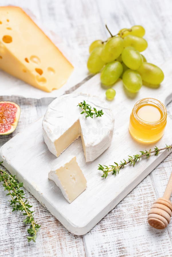 Camembert lub brie ser na białej drewnianej porci desce zdjęcia royalty free Camembert lub brie ser na białej drewnianej porci desce zdjęcia royalty free