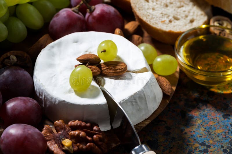 Camembert ser, świeża owoc i miód, zbliżenie zdjęcia stock Camembert ser, świeża owoc i miód, zbliżenie zdjęcia stock