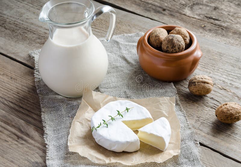 Camembert z miotaczem dojne i całe dokrętki zdjęcia royalty free