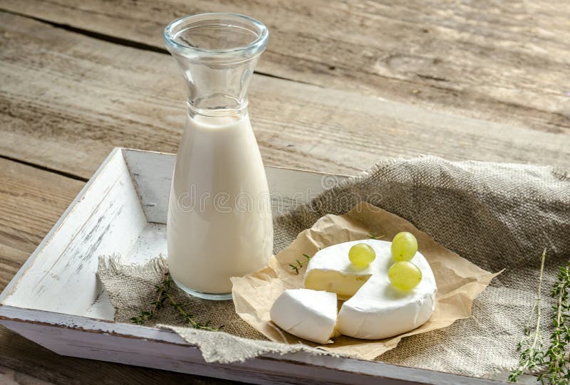Camembert z miotaczem mleko na tacy
