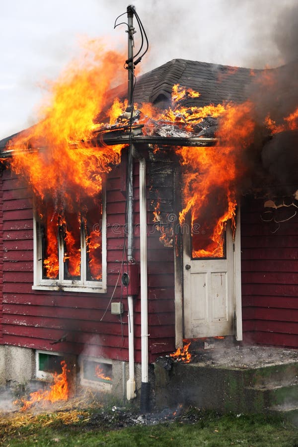 Casa abbandonata in fiamme fotografia stock libera da diritti