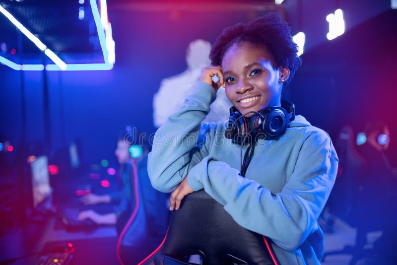 Camera d'studio di cyber-videogamer con tastiera personale per sedie a rotelle in neon fotografie stock libere da diritti