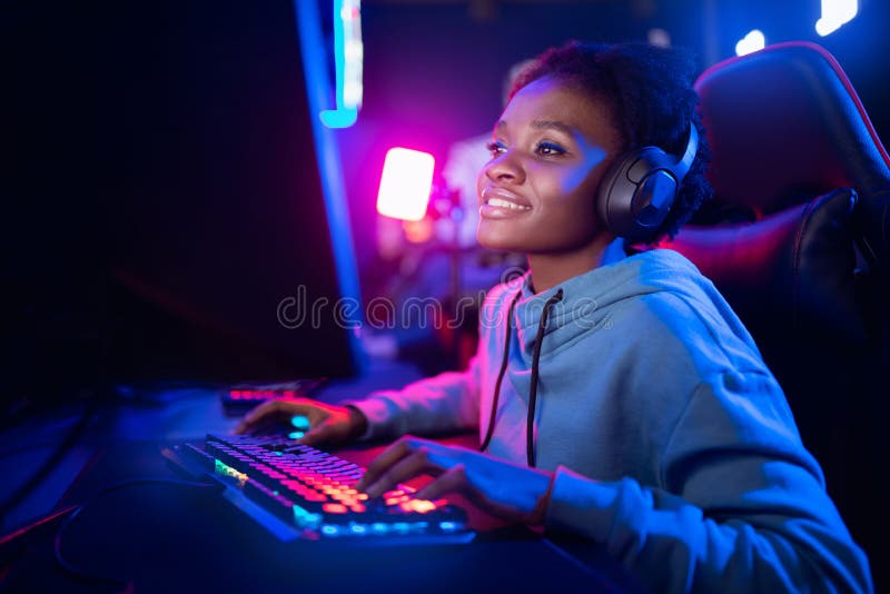 Camera d'studio di cyber-videogamer con tastiera personale per sedie a rotelle in neon immagine stock