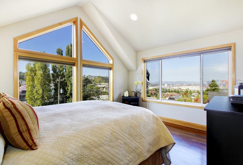 Camera da letto brillante e luminosa con il soffitto arcato e la bella vista