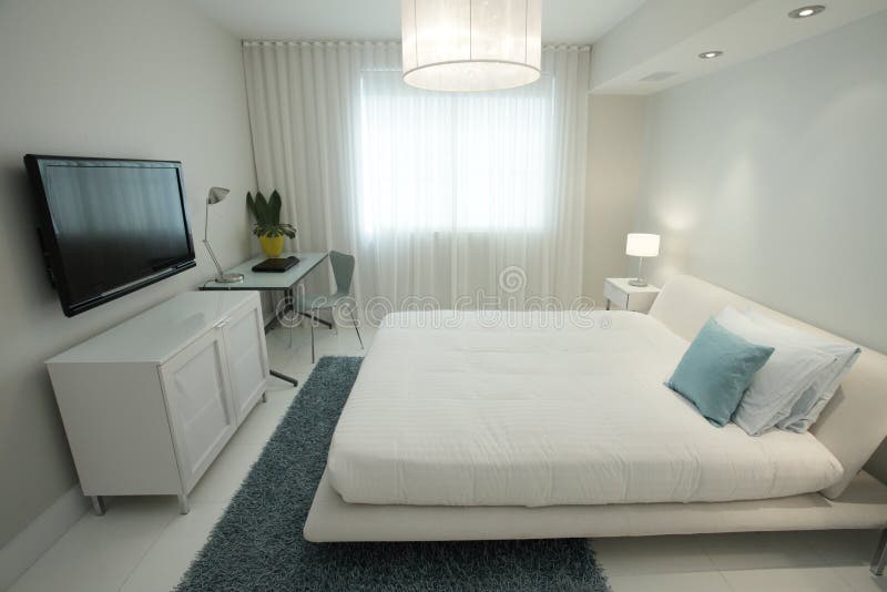 Camera da letto con una televisione di hd immagine stock ... Televisione in camera da letto si o no