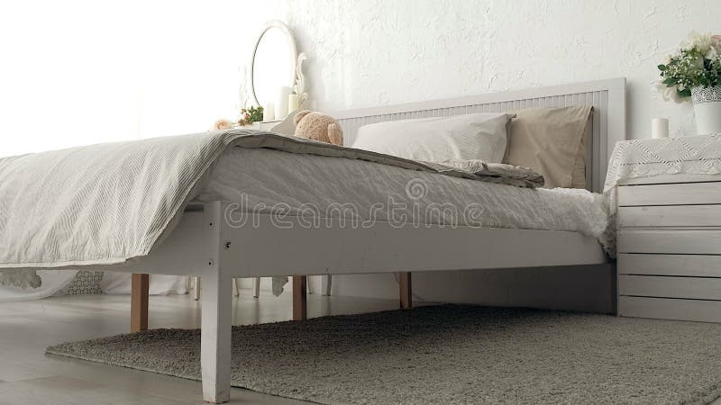 Camera da letto del mio sogno Seguendo colpo della camera da letto elegante in un alla moda, classicamente progettato a casa con fotografie stock libere da diritti Camera da letto del mio sogno Seguendo colpo della camera da letto elegante in un alla moda, classicamente progettato a casa con fotografie stock libere da diritti