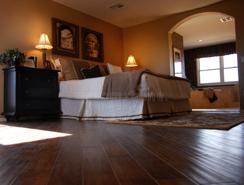 Camera da letto di lusso con la pavimentazione del legno duro