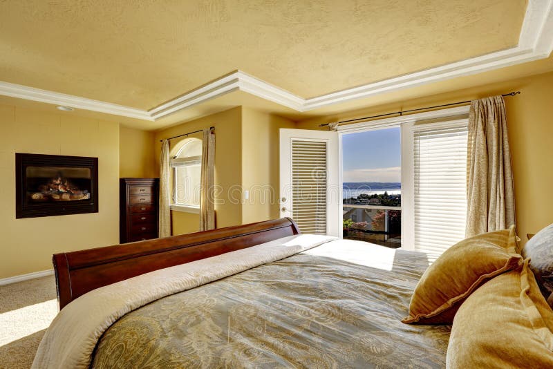 Camera da letto di lusso con la piattaforma ed il camino dell'uscire in segno di disapprovazione immagine stock libera da diritti Camera da letto di lusso con la piattaforma ed il camino dell'uscire in segno di disapprovazione immagine stock libera da diritti