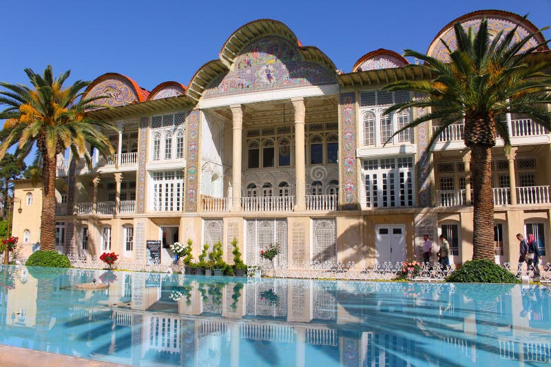 Camera di Qavam nel giardino di Eram, un giardino persiano storico, Shiraz, Iran immagini stock libere da diritti Camera di Qavam nel giardino di Eram, un giardino persiano storico, Shiraz, Iran immagini stock libere da diritti