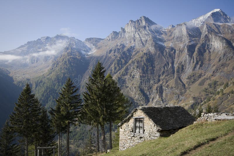 Camera fatta della pietra sulle alpi fotografia stock libera da diritti