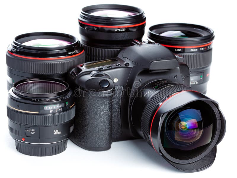 Podrobnosti o moderní single lens reflex camera obklopen několika fotografických objektivů.