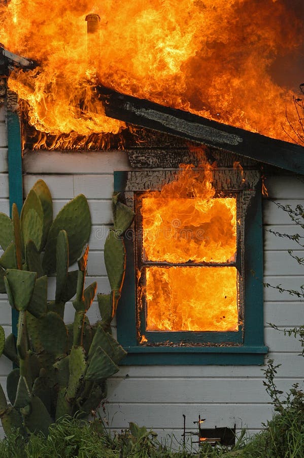 Casa in fiamme immagini stock