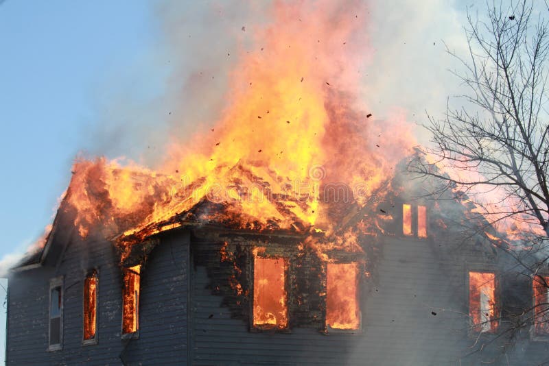 Casa in fiamme fotografia stock libera da diritti
