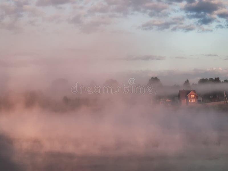 Nebbia sopra il lago fotografie stock Nebbia sopra il lago fotografie stock