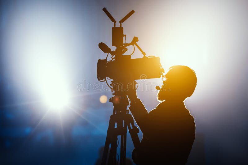 Cameramansilhouet op een levend stadium van het studionieuws Professionele cameraman met hoofdtelefoons in de uitzending van het