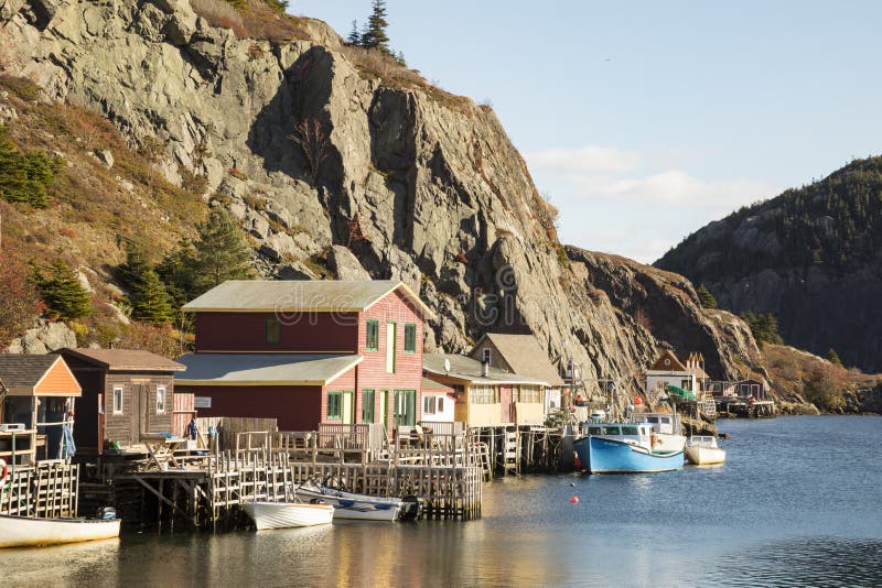 Camere con i pescherecci in Quidi storico Vidi Village, st J fotografia stock libera da diritti Camere con i pescherecci in Quidi storico Vidi Village, st J fotografia stock libera da diritti