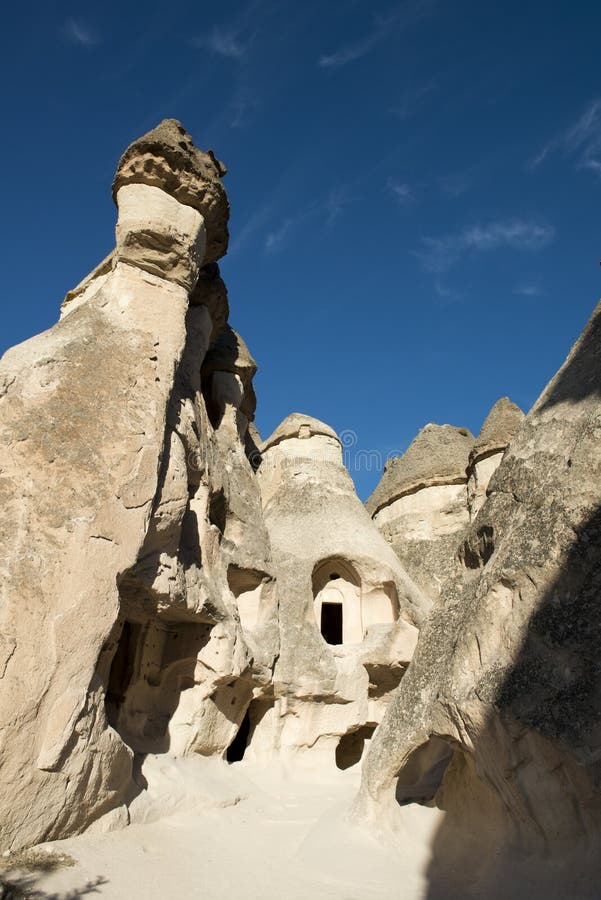 Camere leggiadramente del camino, corsa a Cappadocia, Turchia fotografie stock libere da diritti Camere leggiadramente del camino, corsa a Cappadocia, Turchia fotografie stock libere da diritti