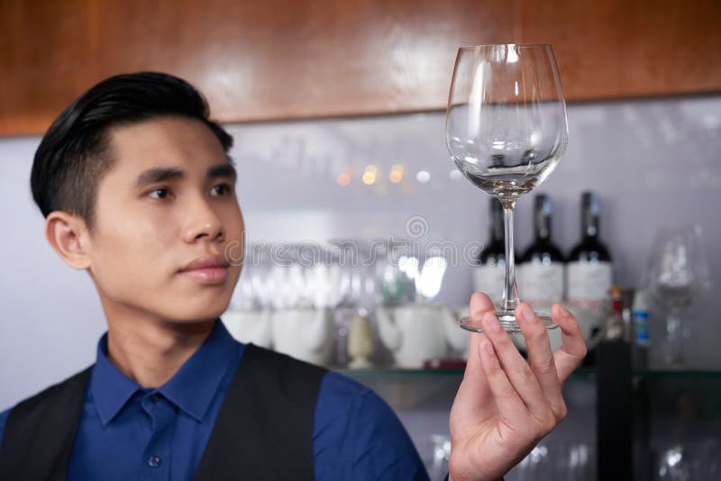 Cameriere con il vetro di vino fotografie stock libere da diritti