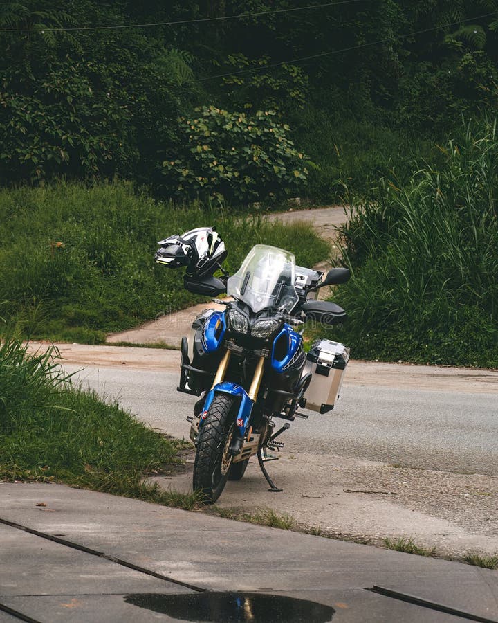 1200, motociclo fermandosi sul strada.