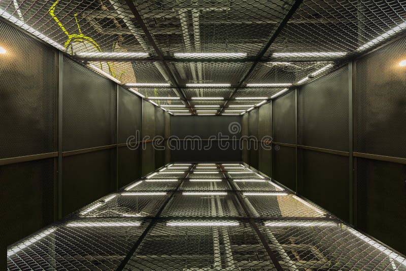Cameră cu ochiuri metalice industriale stock photos