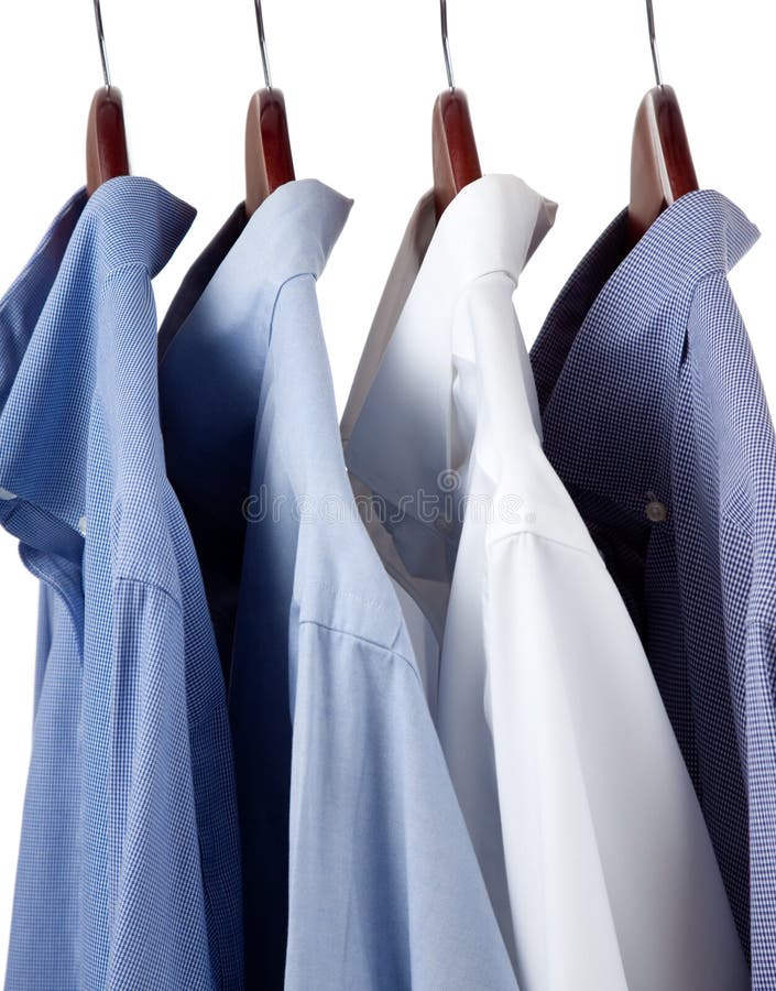 Camice di vestito blu sui ganci di legno fotografia stock Camice di vestito blu sui ganci di legno fotografia stock