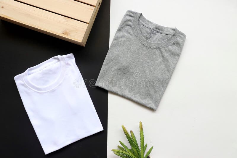Camicie nere, grigie, bianche con cassa di legno e cactus fondo rurale. T-shirt di colore nero, grigio e bianco con cassa di legno e cactus fondo rurale
