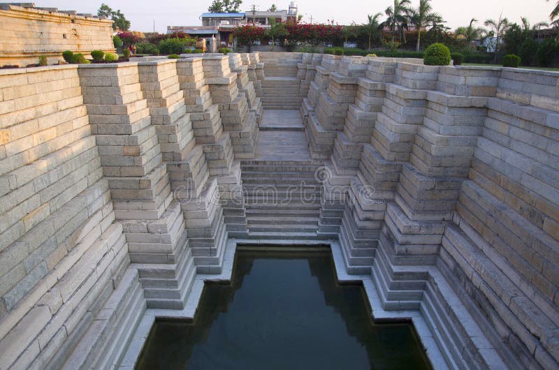 Caminado bien en el templo de Mahadeva, fue construido circa 1112 el CE por Mahadeva, Itagi, Karnataka fotografía de archivo Caminado bien en el templo de Mahadeva, fue construido circa 1112 el CE por Mahadeva, Itagi, Karnataka fotografía de archivo