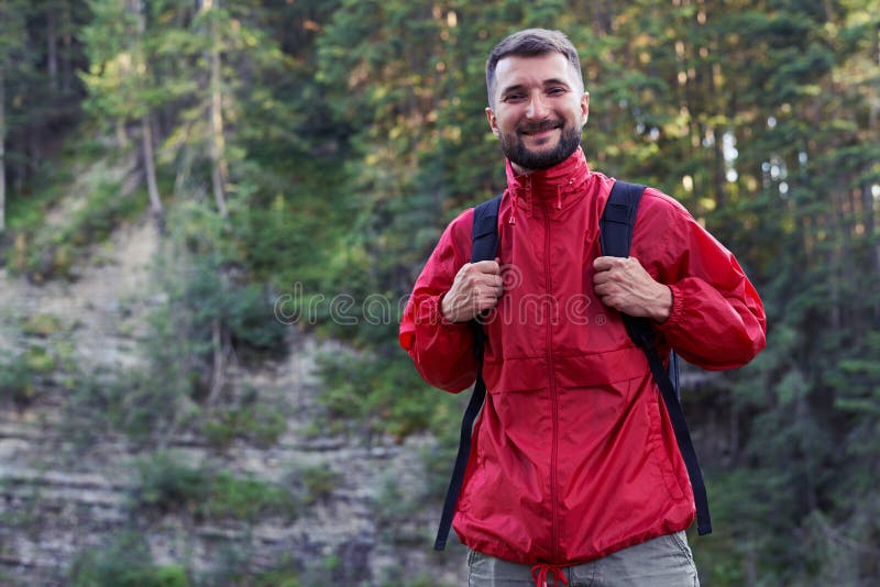 Caminante barbudo sonriente en montañas imágenes de archivo libres de regalías Caminante barbudo sonriente en montañas imágenes de archivo libres de regalías