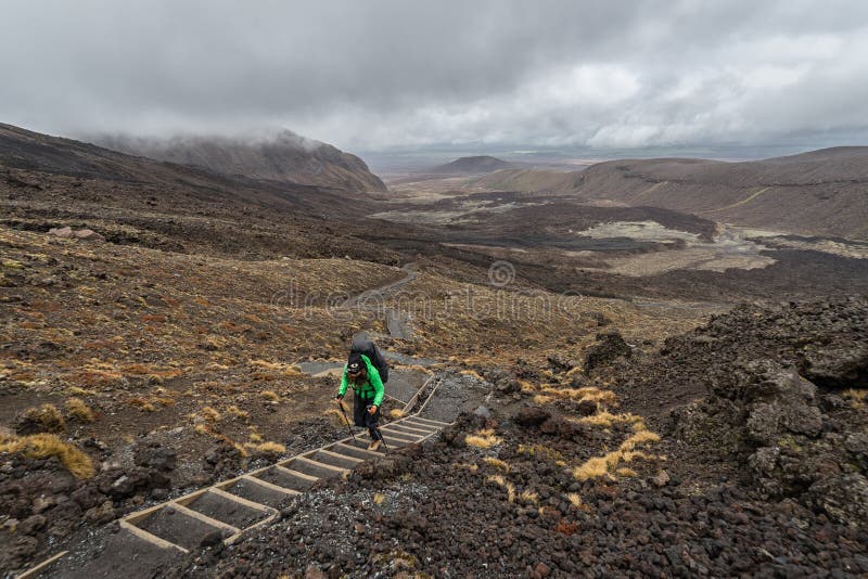 Caminante de la mujer con la mochila que vagabundea en el parque nacional de Tongariro fotos de archivo Caminante de la mujer con la mochila que vagabundea en el parque nacional de Tongariro fotos de archivo