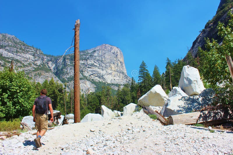 Caminante en el parque nacional de Yosemite imagen de archivo libre de regalías Caminante en el parque nacional de Yosemite imagen de archivo libre de regalías