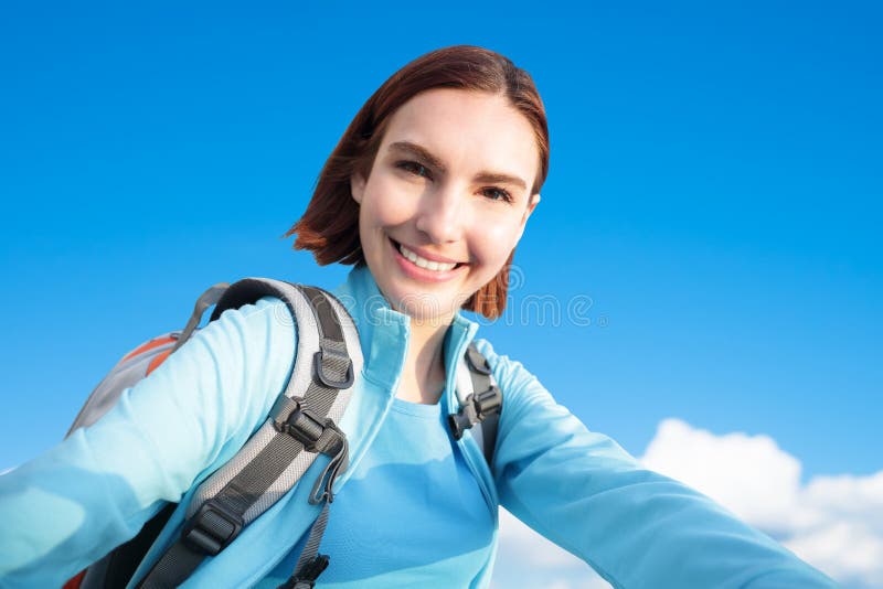 Caminante feliz de la montaña de la mujer fotografía de archivo Caminante feliz de la montaña de la mujer fotografía de archivo