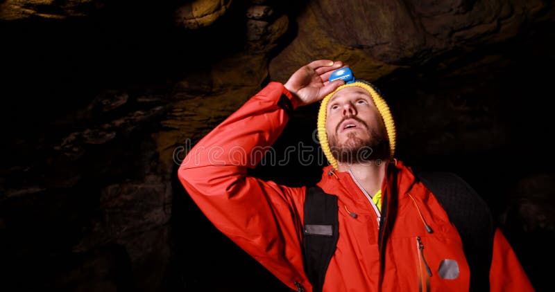 Caminante masculino que explora una cueva oscura 4k metrajes Caminante masculino que explora una cueva oscura 4k metrajes