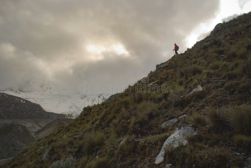 Caminante que mira en el glaciar en el valle glacial en el paisaje peruano solitario de la montaña imágenes de archivo libres de regalías Caminante que mira en el glaciar en el valle glacial en el paisaje peruano solitario de la montaña imágenes de archivo libres de regalías