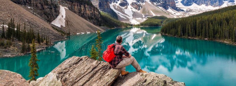 Caminar el hombre que mira el lago moraine y a Rocky Mountains Panorama foto de archivo Caminar el hombre que mira el lago moraine y a Rocky Mountains Panorama foto de archivo