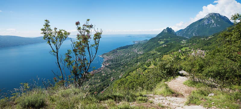 Caminar la trayectoria sobre el lago del garda con la opinión hermosa del lago foto de archivo libre de regalías Caminar la trayectoria sobre el lago del garda con la opinión hermosa del lago foto de archivo libre de regalías