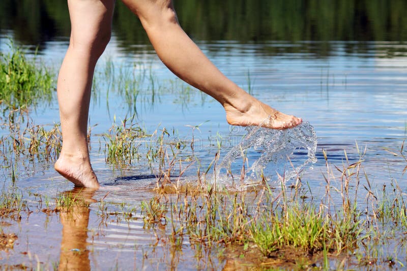 Сколько держать ноги в воде. "Гуляющая вода". Морщатся ноги в воде. Девочка плескается в воде ногами передний план. Гуляют на пляже ноги в воде.