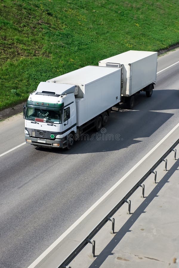 Do Equipamento Caminhão Grande Azul Semi Que Transporta Semi O Reboque Em  Frem Arqueado Foto de Stock - Imagem de dezoito, carga: 113842734