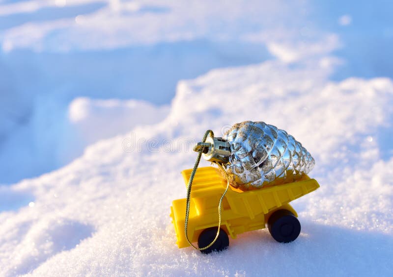 Caminhão De Brinquedo Com Bola De Natal Sobre Fundo De Neve Branca Na Floresta. Conceito De Preparação Para a Celebração Do Novo a Imagem de Stock - Imagem de carro, alegre: 240168891 Caminhão De Brinquedo Com Bola De Natal Sobre Fundo De Neve Branca Na Floresta. Conceito De Preparação Para a Celebração Do Novo a Imagem de Stock - Imagem de carro, alegre: 240168891