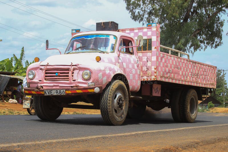 Um caminhão de brinquedo rosa com a palavra kodak na frente