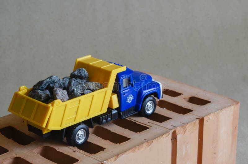 Caminhão De Brinquedo Azul Feito De Tijolo De Plástico E Isolado