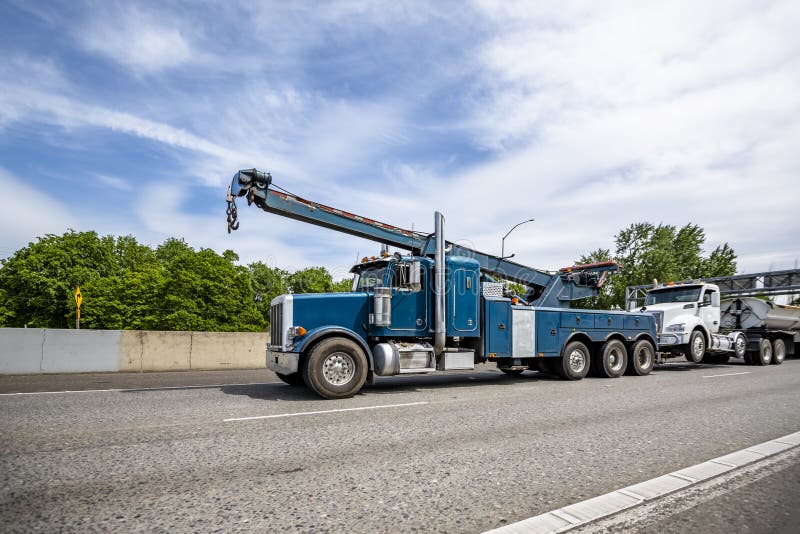 Do Equipamento Caminhão Grande Azul Semi Que Transporta Semi O Reboque Em  Frem Arqueado Foto de Stock - Imagem de dezoito, carga: 113842734