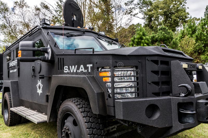 Um Carro De Polícia Azul Militar Blindado Enorme Em Kampala Foto Editorial  - Imagem de controle, defesa: 149291591