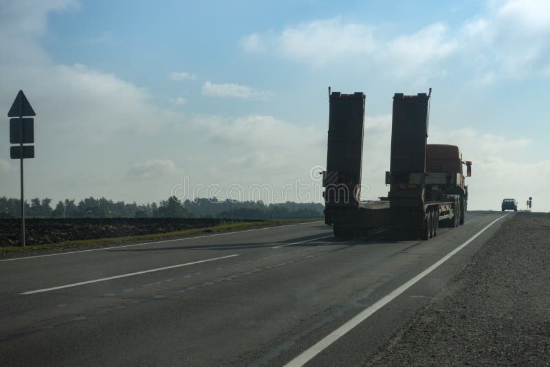 Caminhão De Brinquedo De Plataforma Transporta Um Dinossauro. Conceito De  Entrega E Transporte Globais De Carga Em Excesso. Pastel Foto de Stock -  Imagem de dinossauro, entrega: 223810018