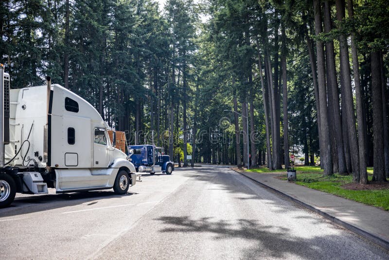 Diferentes Fazem Caminhões-caminhões Grandes Ficarem Na Fila No  Estacionamento Do Caminhão Marcado Com Linhas Foto de Stock - Imagem de  carregador, frota: 157625350