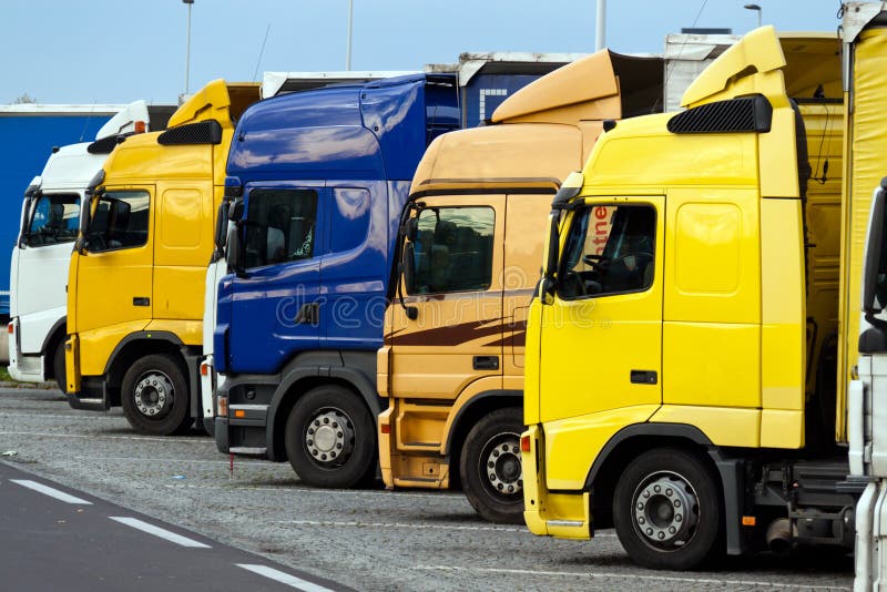 Caminhões Em Um Lugar De Estacionamento Da Estrada Foto de Stock